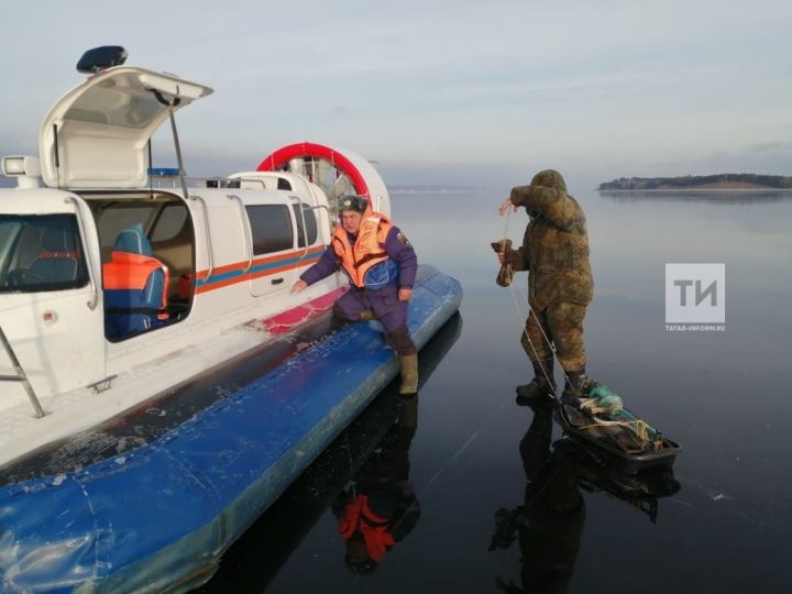 В Татарстане спасли рыбака, которого на льдине уносило в сторону Ульяновска