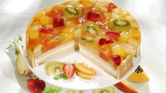 Желейный торт с бисквитом и фруктами