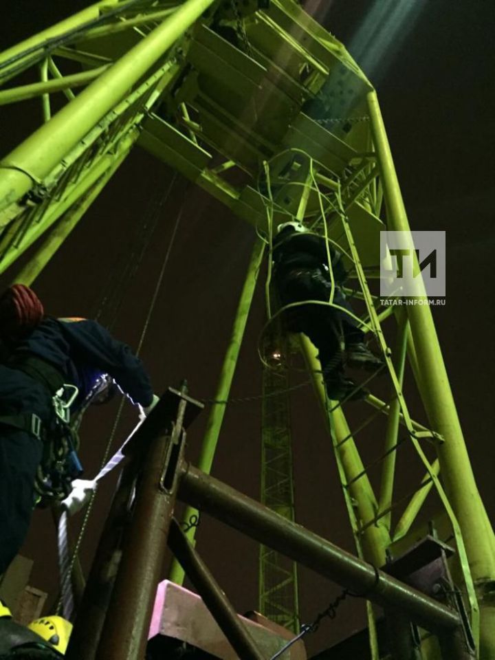 В Казани с 50-метровой высоты спасатели спустили парализованного крановщика