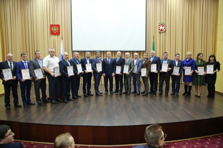 В Минсельхозпроде РТ объявили 100 лучших работников аграрной отрасли Татарстана: в их числе двое - из Аксубаевского района