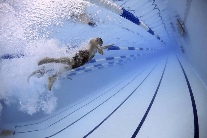 Взрослым россиянам разрешили посещать бассейн без медсправок