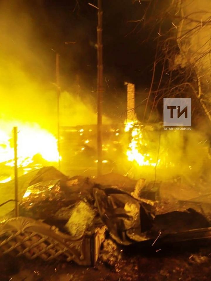 В Татарстане сняли на видео пожар, который уничтожил шесть домов и унес жизнь пожилого мужчины