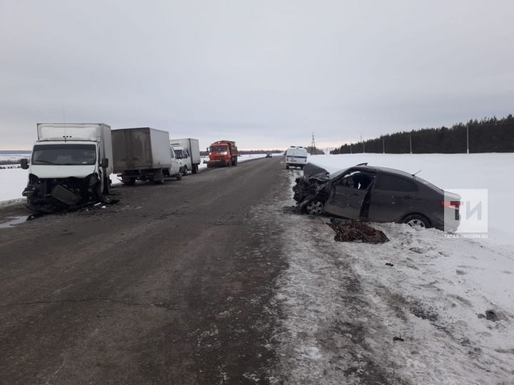 В Татарстане водитель иномарки спровоцировал ДТП с автобусом и «ГАЗелью», в котором погиб