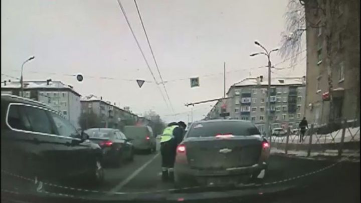 В Казани задержали водителя, который зажал руку инспектора ГИБДД и тащил его за автомобилем