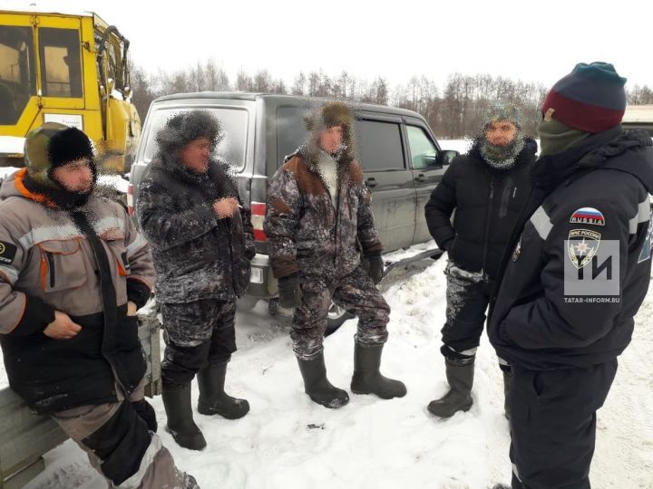 В Татарстане на реке Ик пять рыбаков из Башкирии на снегоходе провалились под лед