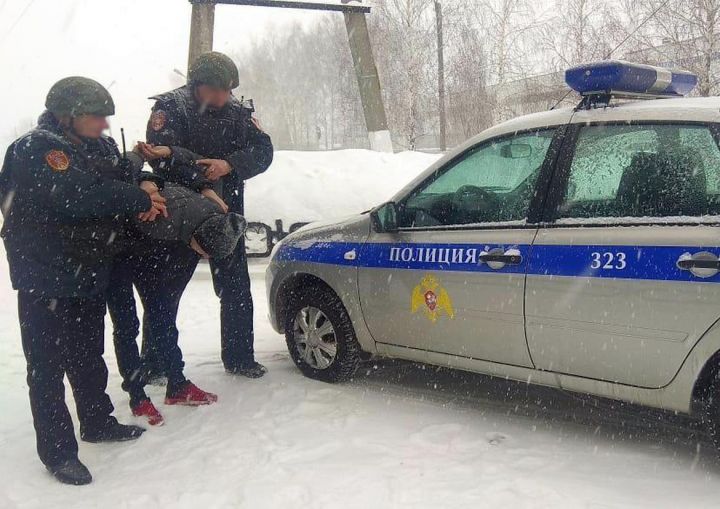 В Татарстане задержали парня, приставившего к горлу матери нож, чтобы та переписала на него авто