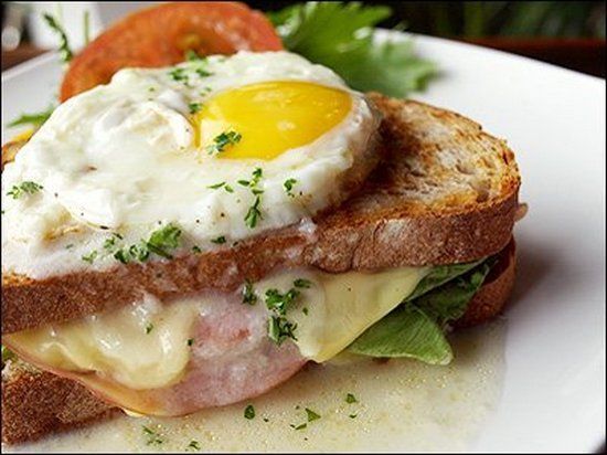 Бутерброд с яйцом, ветчиной и салатом