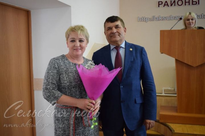Деловой понедельник в совете Аксубаевского района завершился награждениями женщин