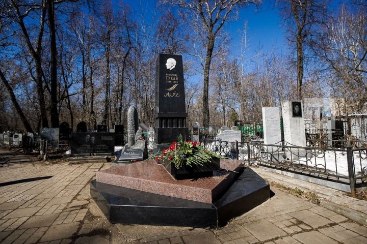 Представители татарской общественности возложили цветы к могиле Габдуллы Тукая