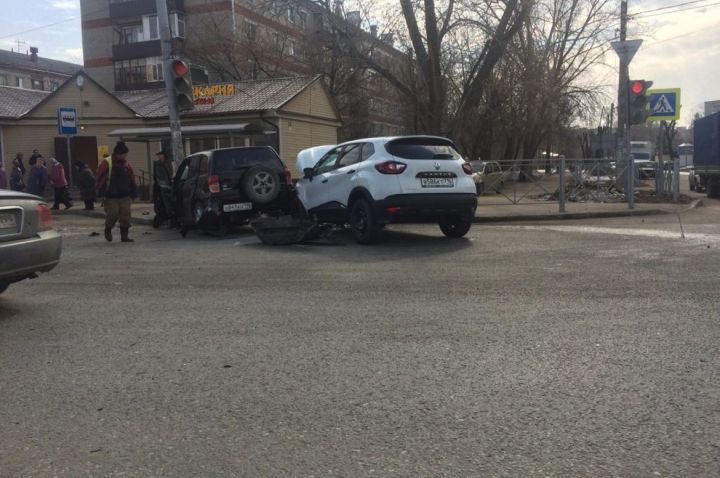 В Казани сняли на видео, как после столкновения два внедорожника вылетели на тротуар