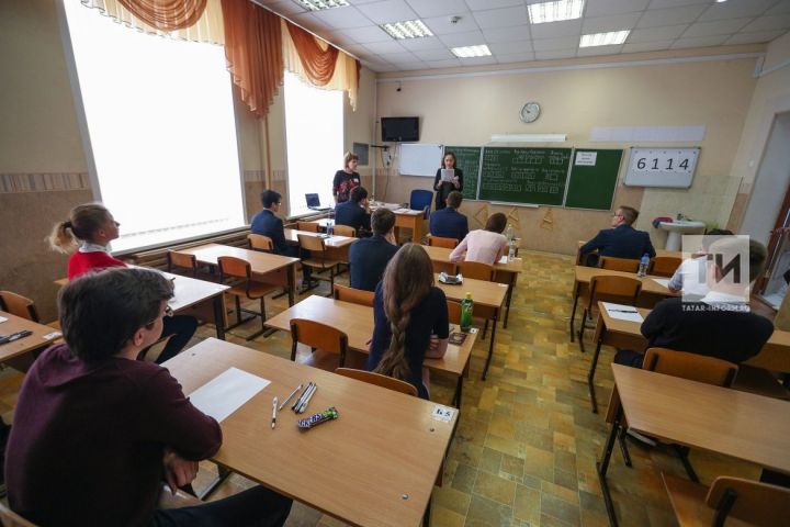В Татарстане двоих выпускников удалили с экзаменов ЕГЭ и ОГЭ за мобильник и шпаргалку
