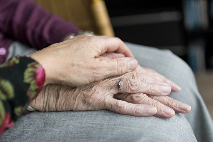 Высокая социальная активность поможет людям избежать старческой деменции
