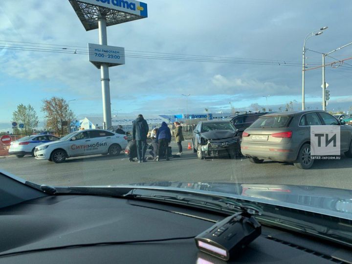 Серьезную аварию у ТЦ «Мега» в Казани устроил пьяный водитель «БМВ», который выехал на встречку