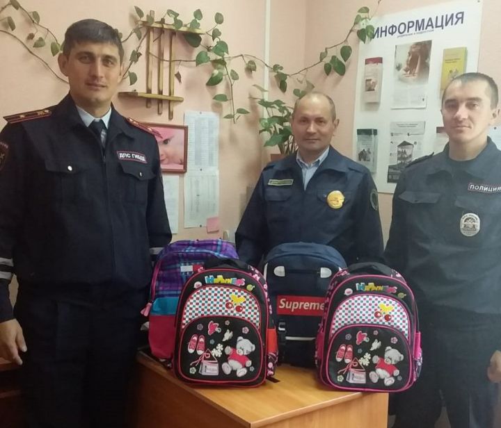 В Аксубаеве полицейские помогли первоклассникам собраться в школу