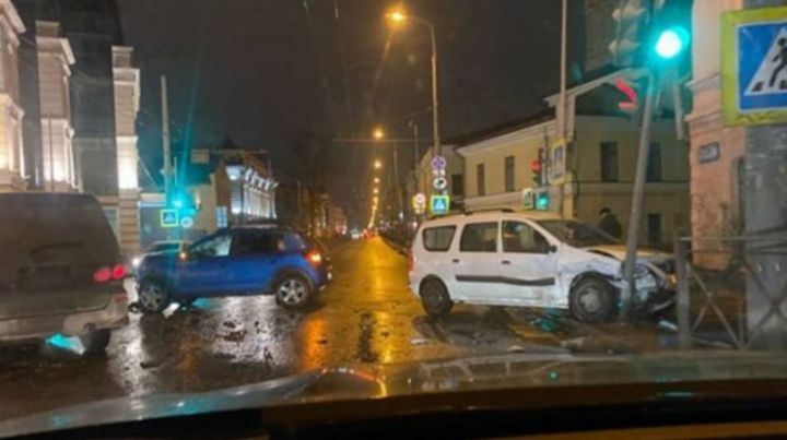 В центре Казани две легковушки столкнулись и снесли светофор