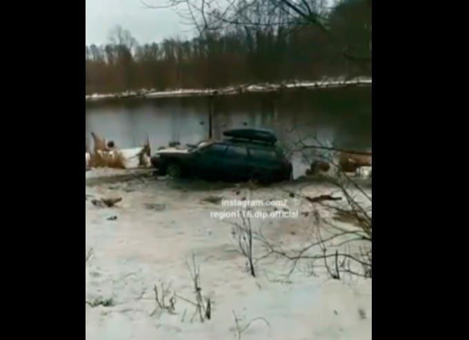 В Татарстане автомобиль провалился в озеро во время крещенского купания