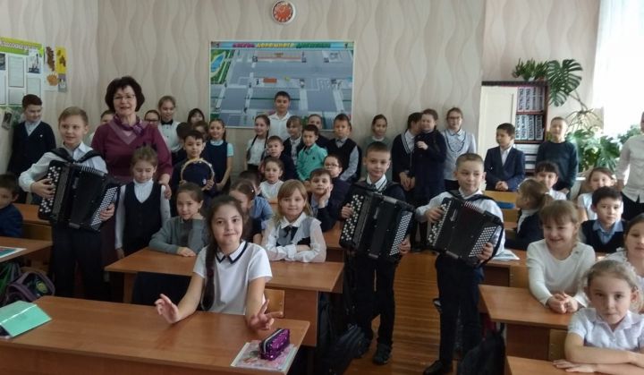 В Аксубаевской школе № 3 с концертом выступил ансамбль "Аксубай егетлэре"