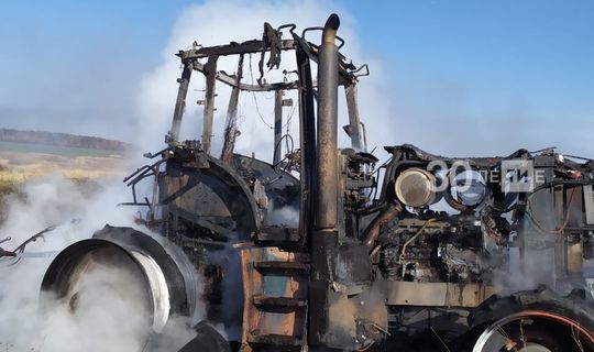 Трактор сгорел дотла в поле Алькеевского района РТ