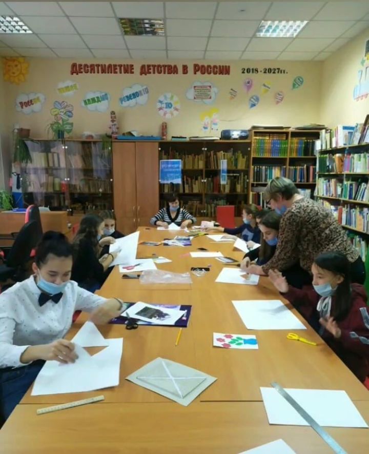 В Аксубаевской библиотеке клуб приемных семей «Союз добра» провел мастер-класс по изготовлению паспарту