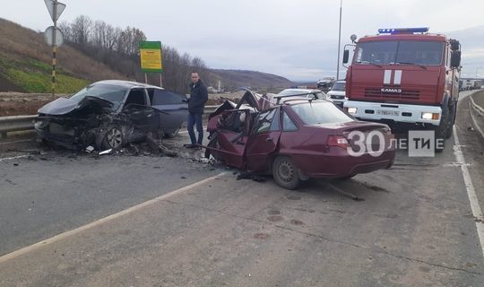 Один человек погиб и двое пострадали в ДТП с двумя иномарками на М7 в Татарстане