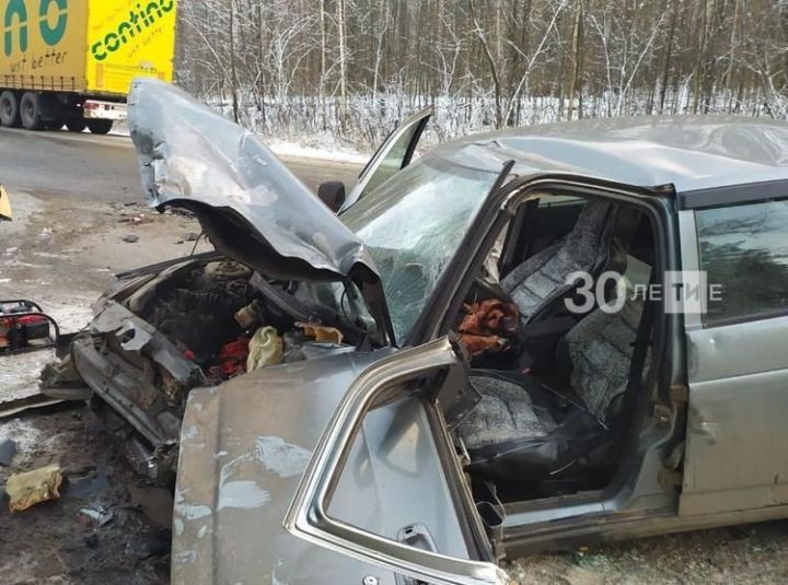 Двое пострадали после лобового столкновения на трассе в Татарстане