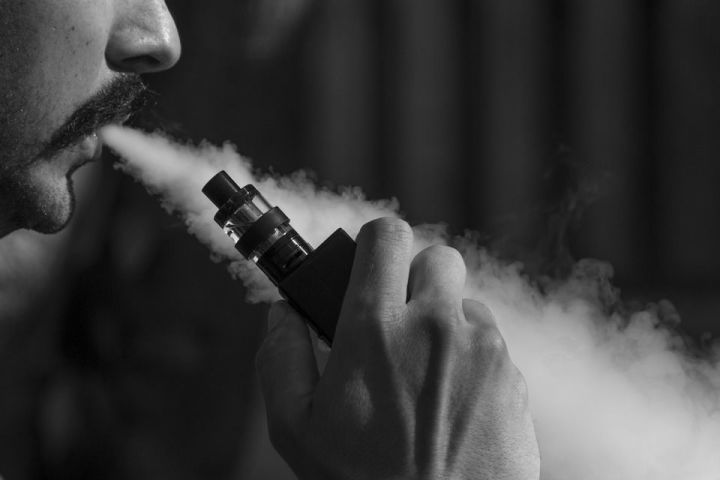 В Минздраве отметили рост использования электронных сигарет молодежью