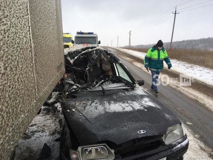 Водитель легковушки из Саратовской области погиб, влетев на авто под фуру в РТ