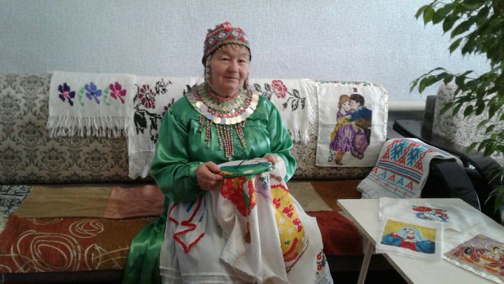 Аксубаевский ветеран почты любит петь и вышивать