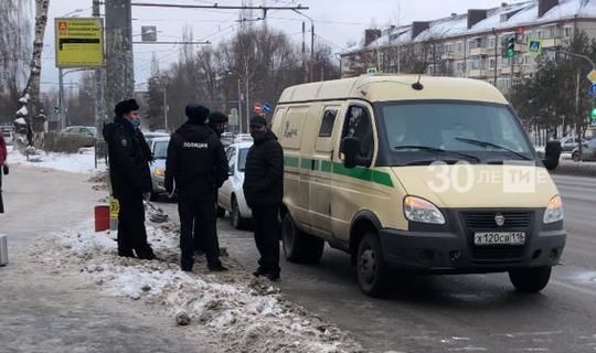 Инкассатор выстрелил себе в голову из пистолета в Казани