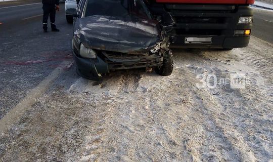 Водитель легковушки оказался зажат в салоне авто после ДТП с фурой в РТ
