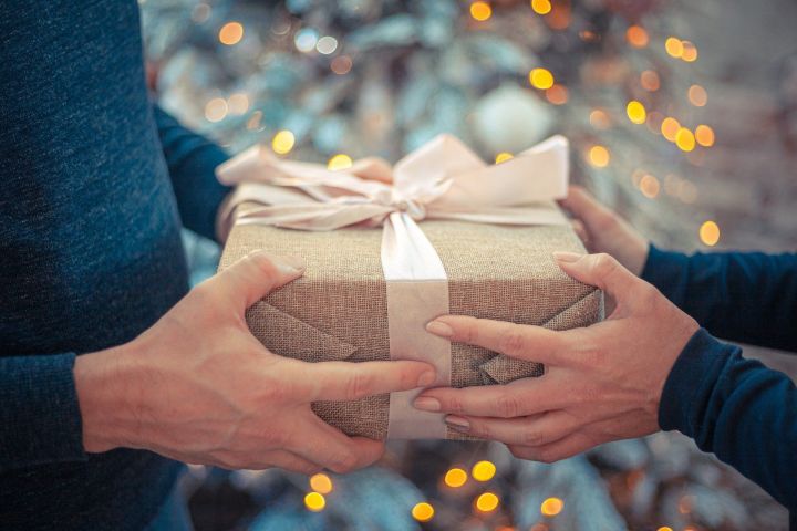 Брелоки и носки: россияне назвали худшие новогодние подарки
