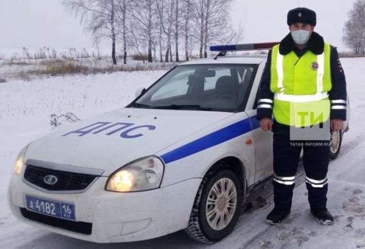 В Татарстане сотрудник ГИБДД привез к родным женщину с сыном, замерзших на трассе