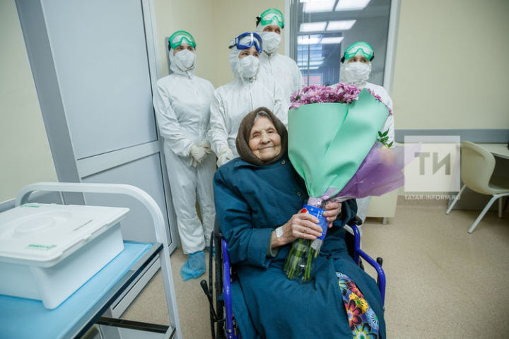 Врачи республиканской инфекционной больницы вылечили 101-летнюю женщину от Covid