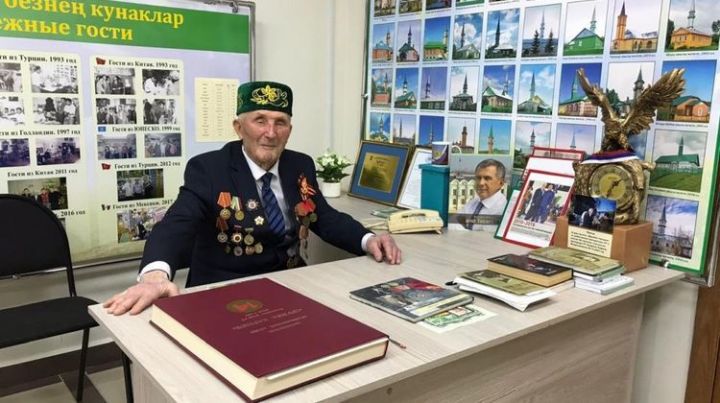 Президент РТ вручил первую медаль 75-летия Победы участнику войны