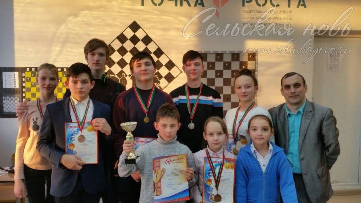 В родной школе аксубаевского Героя соцтруда соревновались юные шашисты