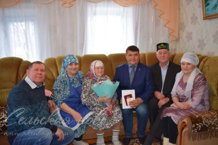 Аксубаевский ветеран в девяносто лет вяжет тапочки
