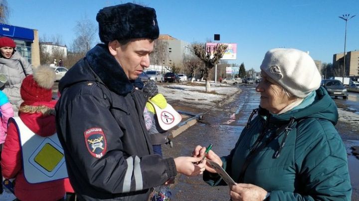 Инспекторы ГИБДД и ЮИДовцы раздавали жителям Татарстана карманные фонарики