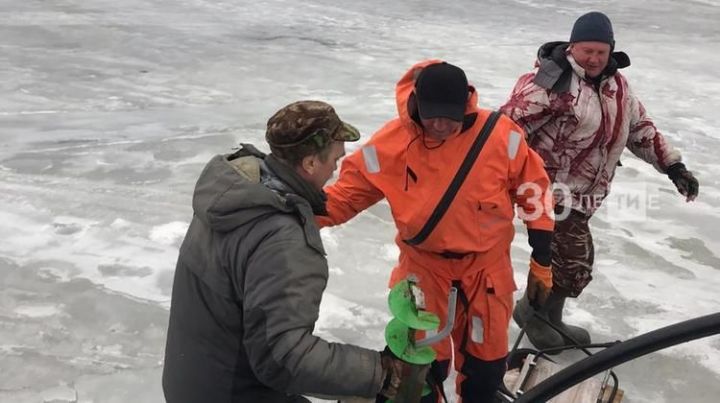 В Татарстане рыбак едва не погиб, провалившись под лед Волги