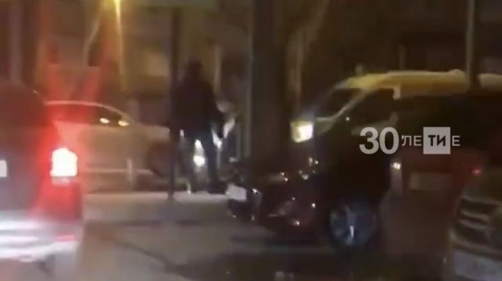 В Казани иномарка насмерть сбила пешехода, внезапно выбежавшего на дорогу