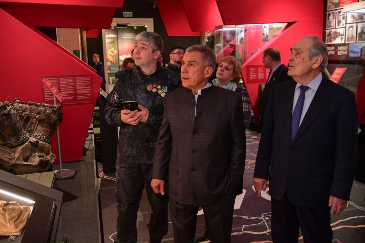 Рустам Минниханов и Минтимер Шаймиев участвовали на церемонии открытия выставки, посвященной 10-летию Фонда "Возрождение"