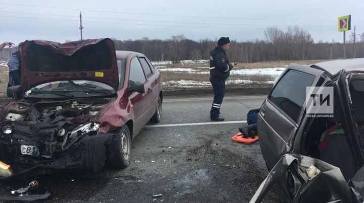 Двое взрослых и ребенок пострадали в ДТП с двумя легковушками на трассе в РТ