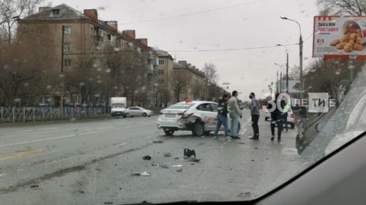 На видео попало, как в Казани иномарка перевернулась на крышу после ДТП с такси