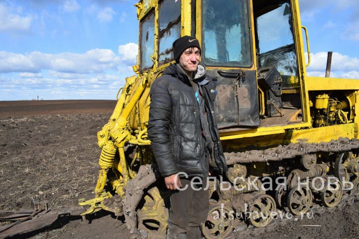Аксубаевский мастер производственного обучения работает на урожай