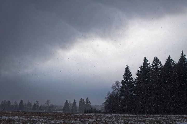 Татарстанцев предупреждают о сильном ветре, метели и гололедице