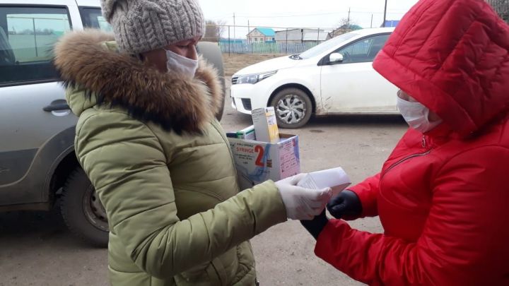 В Аксубаевском районе главы сельских поселений доставляют лекарства и продукты одиноким и престарелым 