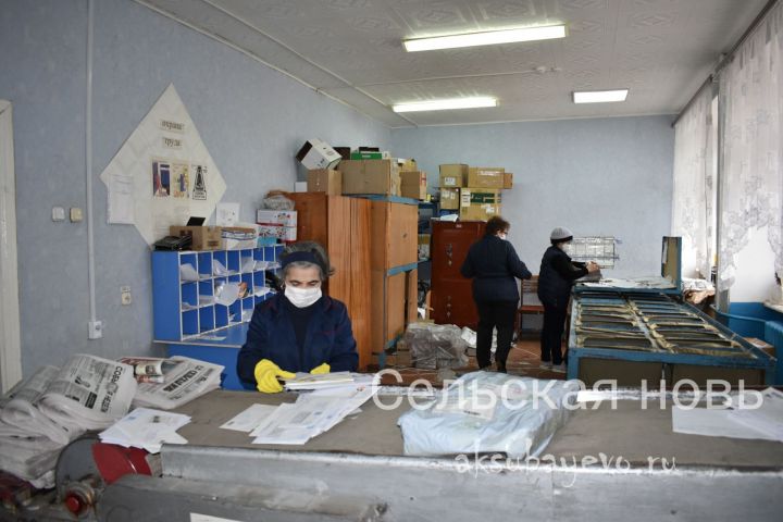 Аксубаевские почтальоны помогают редакции «Сельской нови» доставлять газеты по райцентру&nbsp;