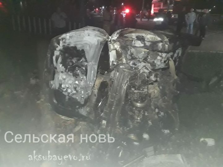 Виновника ночного ДТП в Аксубаеве извлекли из горящего автомобиля спасатели