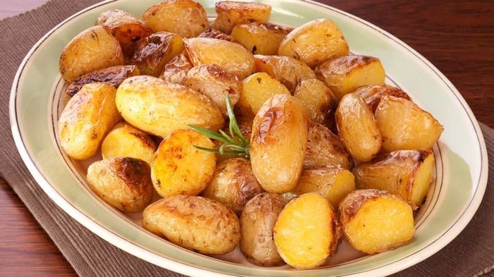 Как запечь картофель в духовке целиком