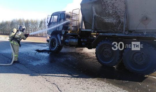 На трассе в Татарстане сгорел цементовоз, водитель успел выскочить из горящей кабины