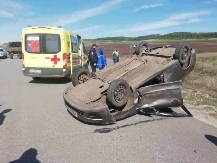 В Татарстане из-за аварии с трактором легковой автомобиль перевернулся на крышу